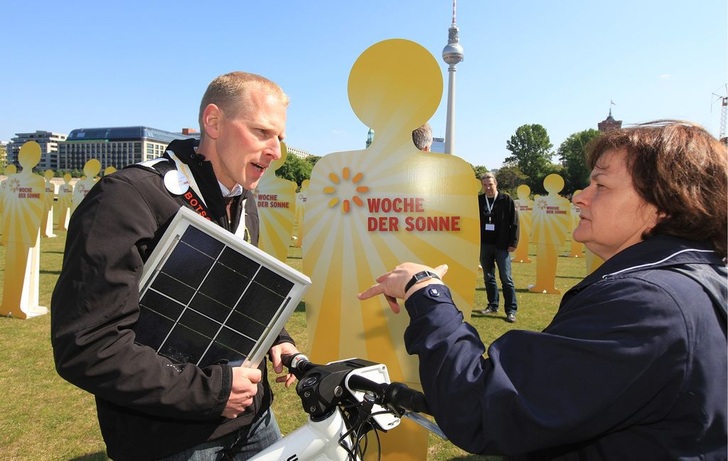 Auftakt 2011 in Berlin: Solarbotschafter Martin Stapel aus Ahlen überzeugt Interessenten von seinen Ideen. - © Woche der Sonne
