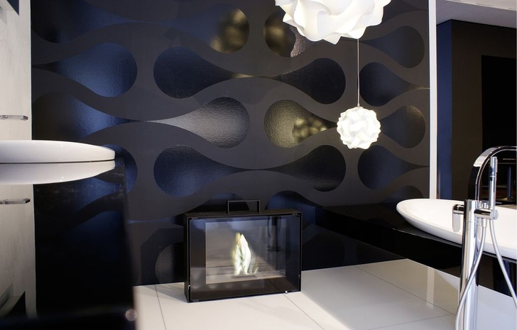 Eine Tapete mit neuen Mustern, Strukturen und Glanzeffekten setzt individuelle Akzente in verschiedensten Farbtönen, die die Wand erstrahlen lassen.