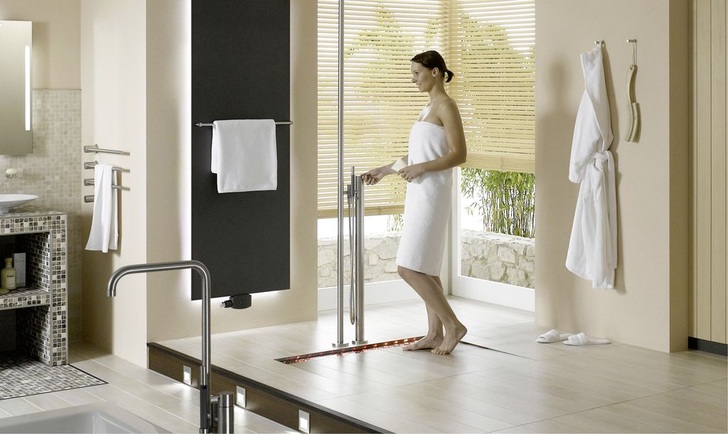 Bodenebene Duschen mit innovativen Duschrinnen liegen im Trend.