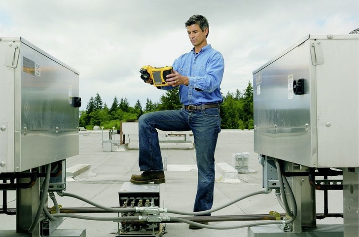 Ob für die Lokalisierung von Wärmebrücken, Leitungslecks oder die Wartung technischer Anlagen: Thermografie-Kameras sind vielseitig einsetzbar.