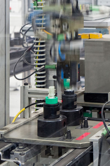 Der Erweiterungsbau der Offenburger Armaturenproduktion von Hansgrohe ist nun komplett in Betrieb. Das Herzstück aller Armaturen, die Kartusche, wird unter anderem im neuen Anbau hergestellt.