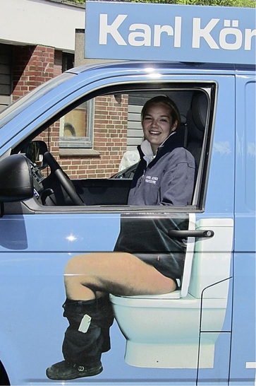 Auch Sarah Körner fährt gern mit dem ­Firmenwagen, auf dessen Fahrertüre die Klofolie aufgeklebt wurde.