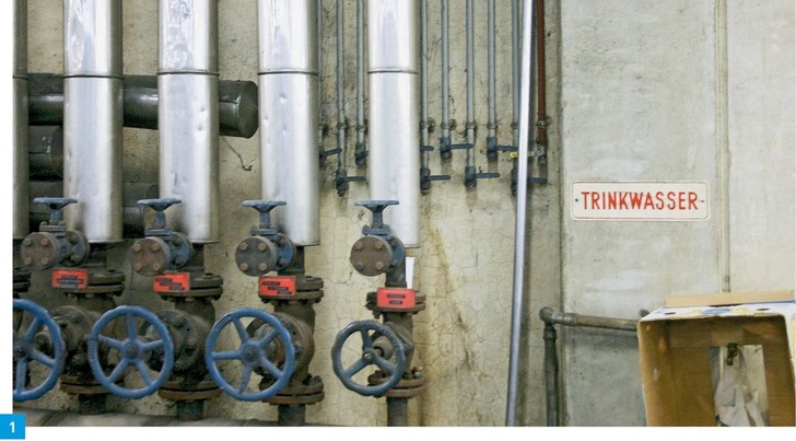 Trinkwasserinstallationen, die im Rahmen einer öffentlichen oder gewerblichen Tätigkeit Trinkwasser an Verbraucher abgeben, müssen auf Legionellen untersucht werden.