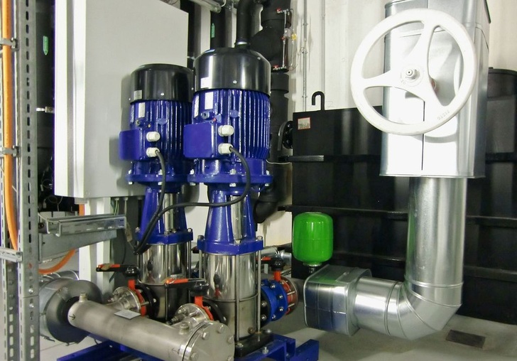 Der Aufstellraum für eine Druckerhöhungsanlage muss nach DIN 1988 frostfrei und gut belüftet sein sowie über eine ausreichend bemessene Bodenentwässerung verfügen. Im Neubau des Klinikums Nürtingen wurden die Druckerhöhungsanlagen in der Technikzentrale für die Kältetechnik aufgestellt.