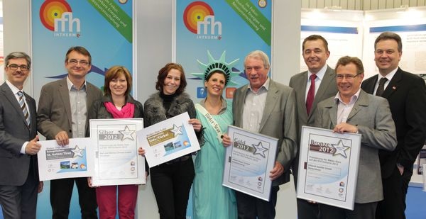 Verleihung Bäder-Star: (v.l.) GHM-Messechef Dieter Dohr, Roland und Petra Christel (Silber), Bäder-Star Albert Bayer und Tochter Sabina (Gold); Bayerns LIM Michael Hilpert, Theo Erhardt (Bonze) und HGF Dr. Wolfgang Schwarz vom FVSHK Bayern
