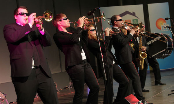 Gute Stimmung auf der IFH - auch Men in Blech trugen am Ausstellerabend dazu bei.