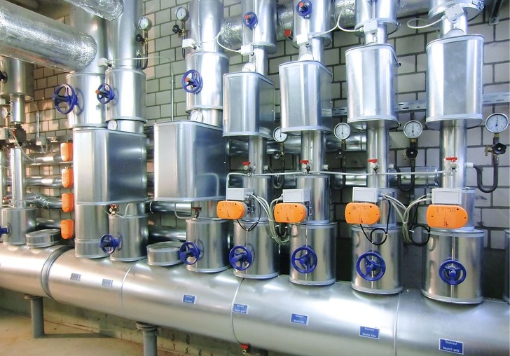 Bedarfsabhängiger Pumpenbetrieb und eine intelligente Beimischung sorgen im Keller des Otto-Hahn-Gymnasiums in Karlsruhe für Effizienz.