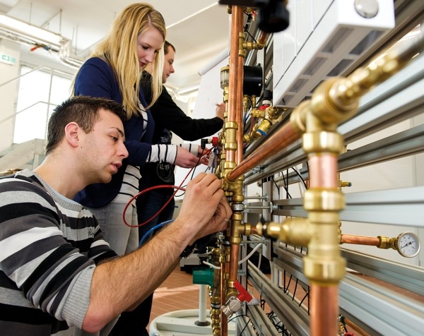 Spezialisten für nachhaltiges Bauen: Studierende des Studienganges Green Building an der Hochschule HAWK in Holzminden. - © HAWK
