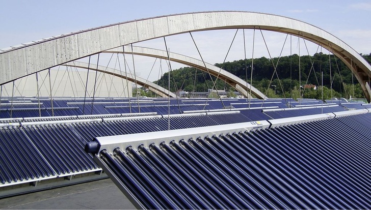 Solaranlage auf dem Dach der Messehalle in Wels. Projektinfos finden Sie im Infokasten. - © Ritter XL Solar
