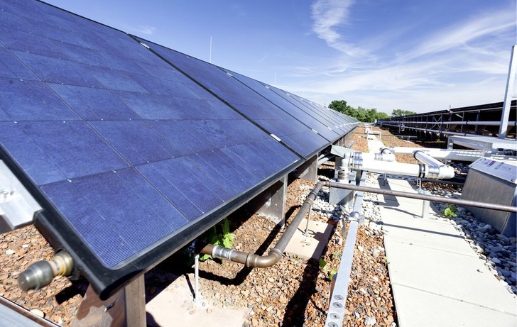 Auf dem Dach der Otto-Seeling-Schule in Fürth sind zum Teil auch PV-Module mit integrierten Wärmetauschern vom Solarzentrum Allgäu installiert.
