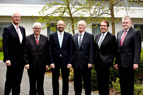 Mit neuem Gesicht präsentierte sich der Arge Neue Medien-Vorstand: (v.l.) Klaus Jesse (Vaillant), Georg Rump (Oventrop), Réne Müller (Duravit), Karl-Heinz Wennrich (Burgbad) sowie der Vorstandsvorsitzende Hermann W. Brennecke (Grundfos) und Arge-Geschäftsführer Frank Kny.