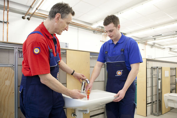 Design für alle: Erst im Detail lässt dieser Waschtisch erkennen, dass eine Nutzung auch bei eingeschränkten Bewegungsabläufen möglich ist.