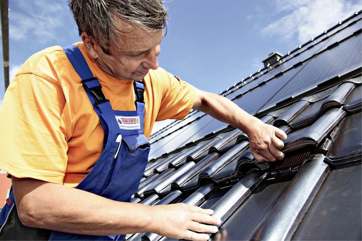 Eine Verbrauchssteuerung über hausinterne Smart- Grids nutzt auch Ertrags­spitzen aus. Hierzu bietet ­Solarwatt jetzt Komplettpakete für die Indachmontage an.