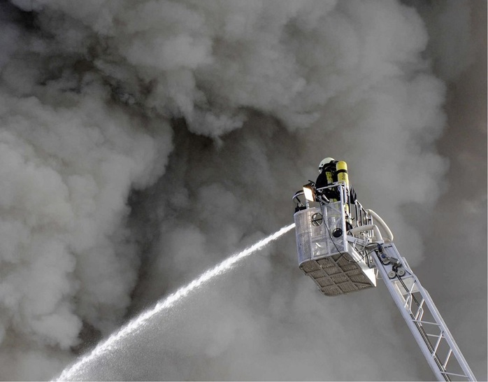 Feuerwehrleute müssen bei Bränden mit Solargeneratoren vorgeschriebene Sicherheitsabstände einhalten. Außerdem sollten Anlagen über einen leicht zugänglichen Freischalter verfügen.