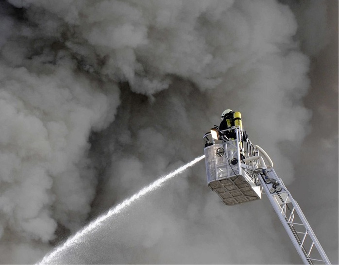 Feuerwehrleute müssen bei Bränden mit Solargeneratoren vorgeschriebene Sicherheitsabstände einhalten. Außerdem sollten Anlagen über einen leicht zugänglichen Freischalter verfügen. - © Feuerwehr Freiburg
