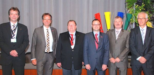 Die neue Vorstand des Bundesverbandes des Schornsteinfegerhandwerks (v.l.): Stephan Langer, Vizepräsident Andreas Ehlert, Präsident Hans-Günther Beyerstedt, Hauptgeschäftsführer Jens Torsten Arndt, Dr. Dieter Stehmeier und Robert Wagner