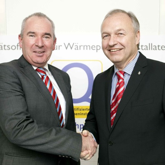 Andreas Müller (ZVSHK, l.) und Karl-Heinz Stawiarski (BWP) forcieren die Weiterbildung rund um die Wärmepumpe.
