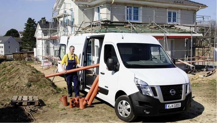 Der frontgetriebene Nissan NV400 verkraftet als 3,5-Tonner bei mittlerem oder langem Radstand Nutzlasten bis etwa 1,5 Tonnen. Die Front ähnelt den Nissan-4x4-Baureihen Pathfinder und Navara.