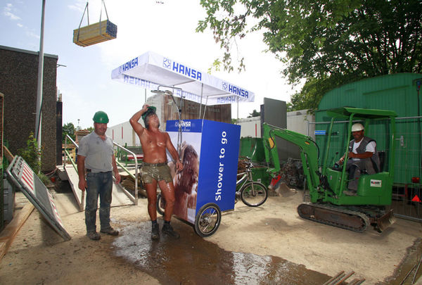 Willkommene Erfrischung für die Bauarbeiter am Stuttgarter Europaplatz. - © Hansa
 Willkommene Erfrischung für die Bauarbeiter am Stuttgarter Europaplatz.