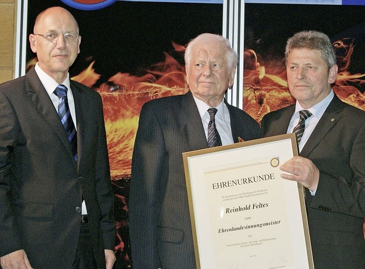 Reinhold Feltes wurde zum Ehrenlandes­innungs­meister ernannt. V.l.: Hauptgeschäftsführer Reinhard Horre, Ehren­landesinnungsmeister Reinhold Feltes und ­Landesinnungsmeister Helmut Gosert.