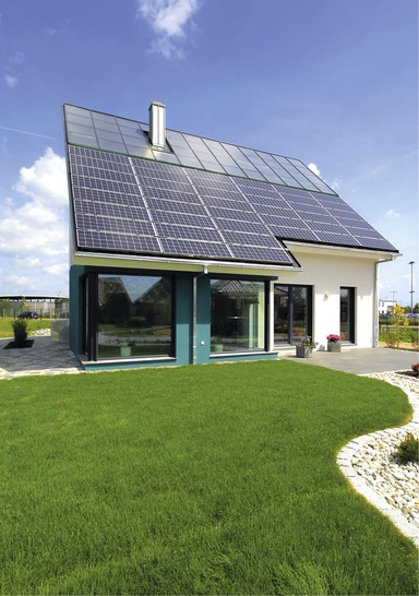 Energiewende schon übererfüllt: Das energieautarke Haus von ­Helma Eigenheimbau kann Bewohner und Elektroauto netzunabhängig aus ­einem Batteriespeicher versorgen. Die Heizung unterstützt eine Solarthermie mit 9,3-m³-Pufferspeicher.