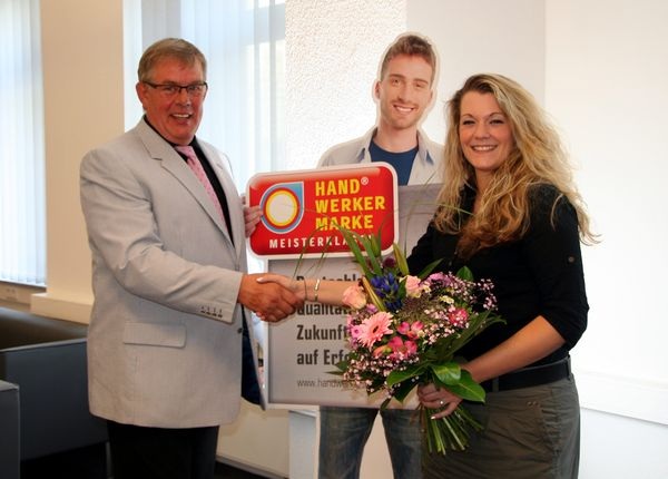 Der Preis der Handwerkermarken war ein Koffer mit Presswerkzeugen: Norbert Borgman, Botschafter der Handwerkermarken gratuliert Andrea Wasser.
