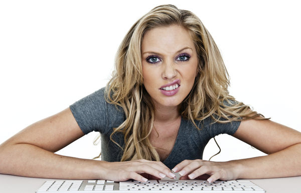 Angesichts der grasierenden Internet-Dumpingpreise reagieren viele Verbraucher ungehalten und stellen den Vertriebsweg auf die Probe.