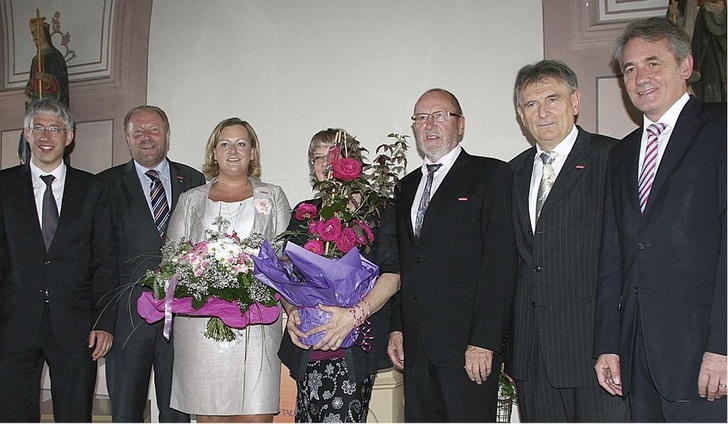 Dr. Ulrich Derpa, HWK-Präsident Bopp, Amtsnachfolgerin Angelika Gold, Ulrike und Lothar Teltscher, Kreishandwerksmeister Szabo und Bürgermeister Vockel bei der Verabschiedung.