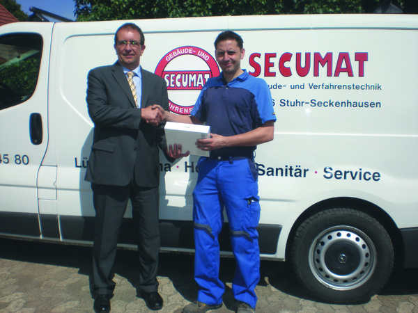 Kaldewei Gebietsleiter Thomas Druskeit überreicht dem Juli-Gewinner Torben

Stratmann (r.), Inhaber der Secumat GmbHin Stuhr-Seckenhausen, ein iPad.