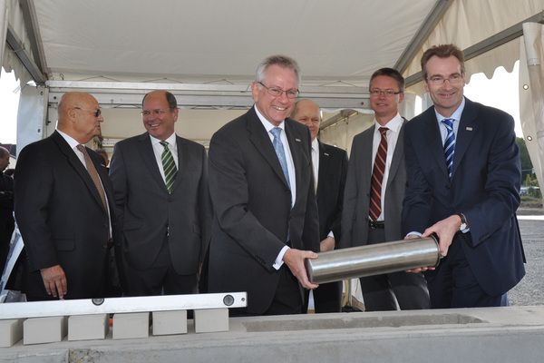 Legten den Grundstein samt Bulle für das neue Stiebel-Logistikzentrum (v.l.): Dr. Axel von Ruedorffer, Dr. Ulrich Stiebel, Rudolf Sonnemann, Ivo Huhmann, Dr. Kai Schiefelbein, Karlheinz Reitze.