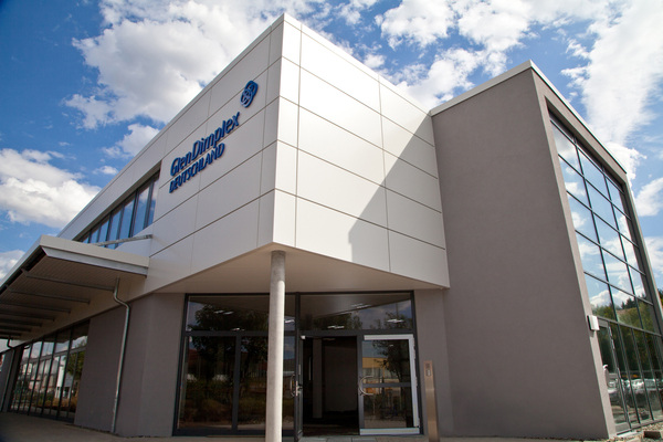 Das neue Gebäude mit rund 1000 m² Nutzfläche beherbergt neben Schulungsräumen mit hochmoderner Ausstattung auch einen Showroom, der Einblicke in die Produktwelten von Dimplex und Riedel bietet.