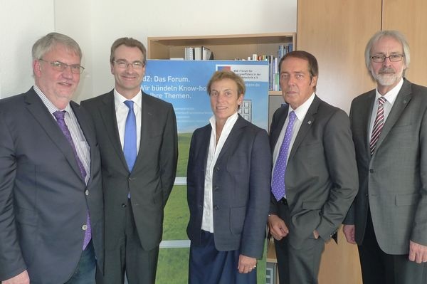 Das neu gewählte VdZ-Präsidium (v.l.): Vize-Präsident Friedrich Budde (ZVSHK), Karlheinz Reitze (ZVEI), Barbara Wiedemann (DGH), VdZ-Präsident Hermann W. Brennecke, Vorstandsmitglied Heinz-Eckard Beele (VDMA).