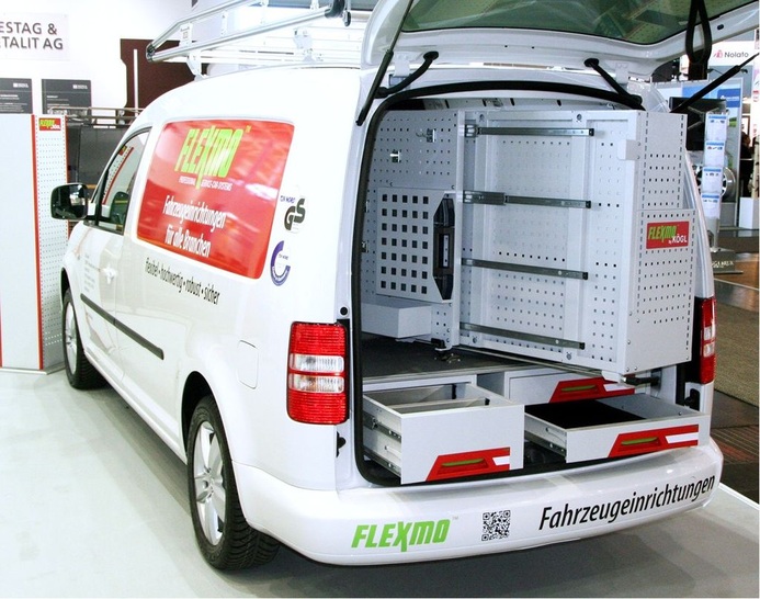 Neue Idee: Das Sortimentsregal lässt sich herausziehen und schwenken, um an die Rückseite zu kommen.