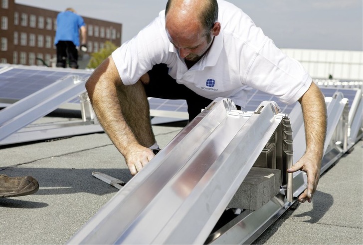 Idee aus dem Flugzeugbau: Das Montagesystem Solar Famulus Air von Conergy kommt mit wenigen Einzelteilen aus und hält die Module durch aerodynamische Kräfte auf dem Dach.