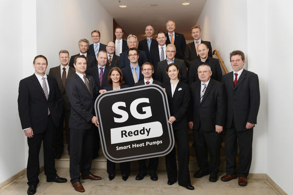 Der Bundesverband Wärmepumpe präsentierte gemeinsam mit 17 Herstellern beim 10. Forum Wärmepumpe in Berlin das neue SG-Ready-Label, das künftig Smart-Grid-fähige Wärmepumpen kennzeichnet.