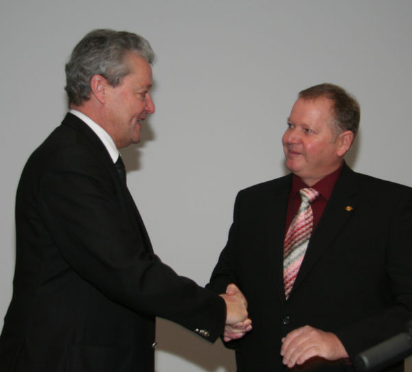 Stabübergabe beim Fachverband SHK Badenwürtemberg: Manfred Stather gratuliert seinem Nachfolger Joachim Butz zur Wahl - © SBZ / Gentner
 Stabübergabe beim Fachverband SHK Badenwürtemberg: Manfred Stather gratuliert seinem Nachfolger Joachim Butz zur Wahl