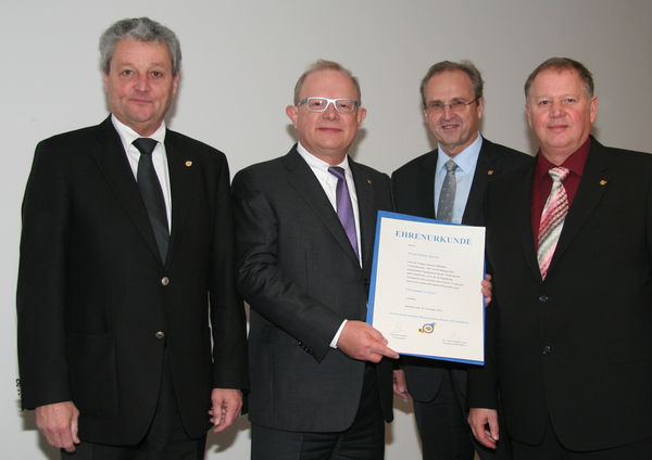 Die Ehrennadel als Annerkennung für eine langjährige faire Partnerschaft: (v.l.) ZVSHK-Präsident Manfred Stather, Erwin-Fidelis Reisch, Dr. Hans-Balthas Klein und Fachverbandsvorsitzender Joachim Butz