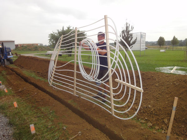 Die Steinhäuser GmbH wurde mit dem Bayerischen Innovationspreis ausgezeichnet für den patentierten Boden-Klima-Tauscher, der mit einer speziellen Erdschlitzfräse eingebracht wird.