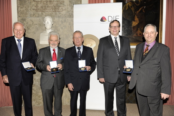 Träger der Dieselmedaille 2012 (v.l.) Dr. Jochen Opländer (Wilo), Dr. Willi Steul (Deutschlandradio), Hans-Peter Stihl (Stihl), Andreas Deutsch (EZN), Dr. Christian Eckert (EZN).