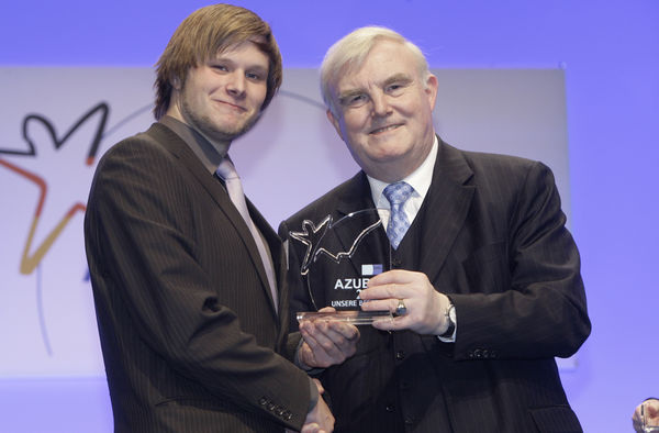 DIHK-Präsident Hans Heinrich Driftmann überreicht Christopher Wrede die Urkunde des DIHK und gratuliert zum Bundessieg im Beruf Mechatroniker für Kältetechnik.