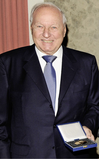 Die Dieselmedaille zeichnet Erfinder aus, die mit ihrem Erfolg zum Wohl der Gesellschaft beitragen. Einer der Preisträger 2012 ist Dr. Jochen Opländer. - © Fotograf: Michael Tinnefeld
 Die Dieselmedaille zeichnet Erfinder aus, die mit ihrem Erfolg zum Wohl der Gesellschaft beitragen. Einer der Preisträger 2012 ist Dr. Jochen Opländer.