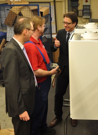 Der niedersächsische Umweltminister Dr. Stefan Birkner (re.) diskutierte anlässlich seines Besuchs bei Brötje auch über die Auflösung des Sanierungsstaus in bundesdeutschen Heizungsräumen.