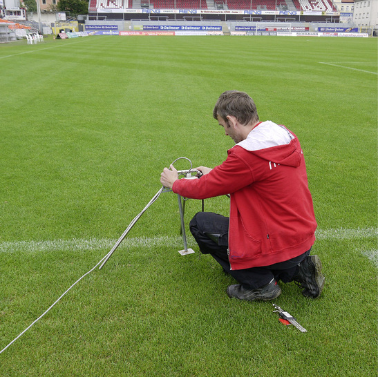 Montage eines Temperaturfühlers für die Rasenheizung im Jahnstadion des SSV Jahn 2000 Regensburg. In der zweiten Liga ist eine Rasenheizung ­obligatorisch.