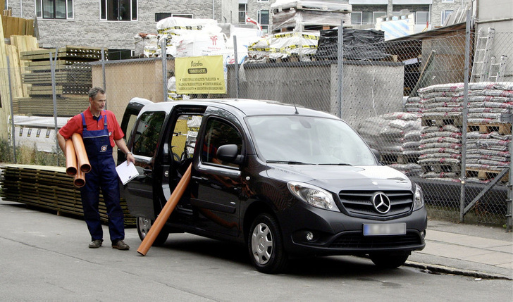 Der Citan Kastenwagen mit mittlerem Radstand bringt es auf 3,1 m³ hinter der Trennwand. Als maximale Nutzlast sind hier 775 kg möglich.