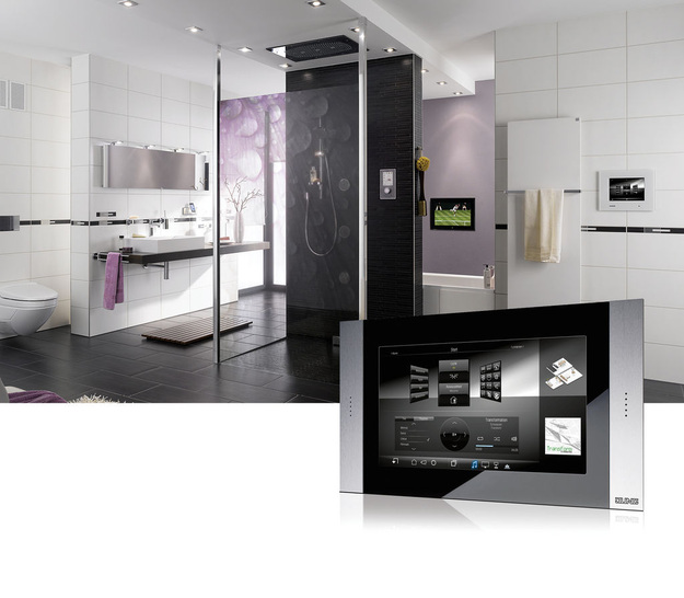 Intelligente Steuerzentralen im modernen Bad: Über die KNX-Smart-Pilots werden Raum- und Multimediafunktionen miteinander vernetzt. Klare Visualisierung und intuitive ­Bedienung erfolgen über die farbigen Touchscreens.