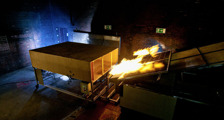 Brandtest bei Currenta in Leverkusen. Bei solchen Versuchen wird geprüft, wie sich Flammen an den Modulen ausbreiten und welche Schäden die Folge sind.