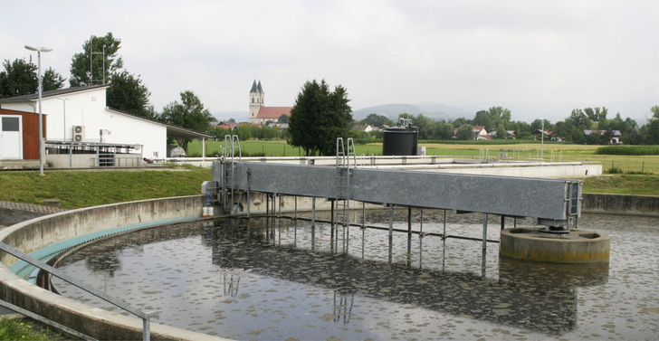 Dass sich Erdreich, Luft und Grundwasser als Wärmequellen für den Wärmepumpenprozess erschließen lassen, weiß jeder. Es gibt aber noch viele andere Möglichkeiten.