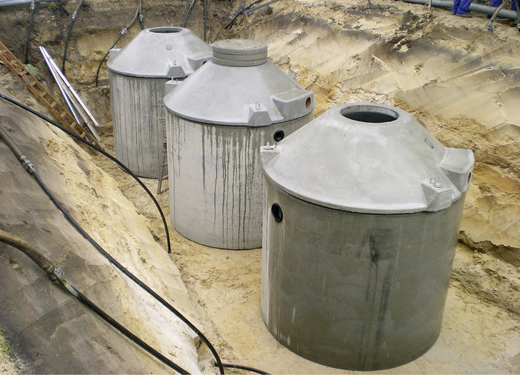 Die Grauwasseranlage besteht aus drei unterirdisch im Außenbereich eingebauten Stahlbetonbehältern, die als Pufferbecken, zur eigentlichen Reinigung sowie als Entnahmebecken dienen.