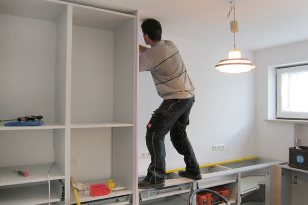 Geht bei Handwerkerleistungen etwas zu Bruch, muss es ersetzt werden. Doch nicht immer ist auf den ersten Blick klar, wer für den Schaden aufkommt: Und gerade dann, wenn mehr als nur eine Person an der Erfüllung eines Auftrags beteiligt ist, muss der Verursacher nicht zwingend der Haftende sein.