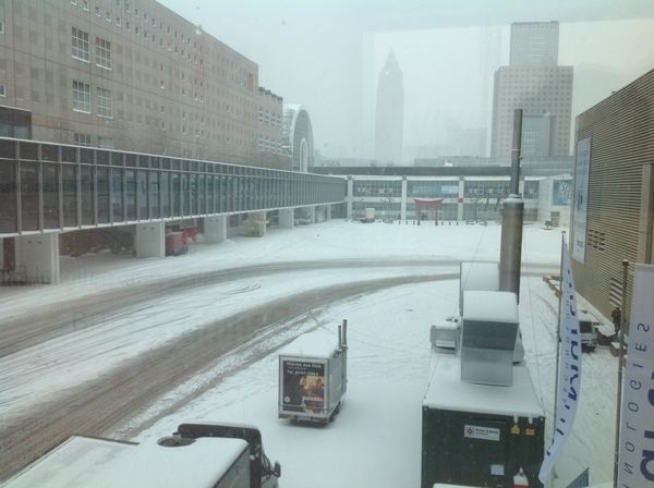 Am ersten Messetag sah das Messegelände so aus. Die meisten Aussteller und Besucher erreichten die Hallen nur mit mehrstündiger Verspätung.